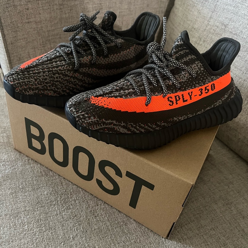 Yeezy Boost 350 v2 “Carbon Beluga” size 6Men /7.5Women